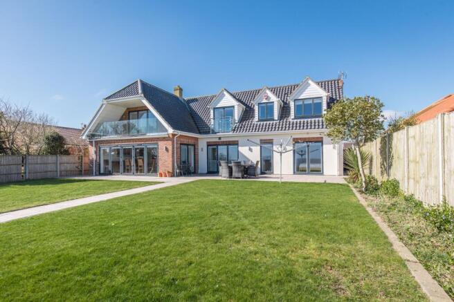 4 bed property, in Winterton-on-Sea, £950,000