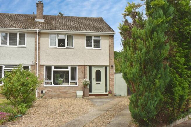 3 bed property, in Woodlands Close, £425,000