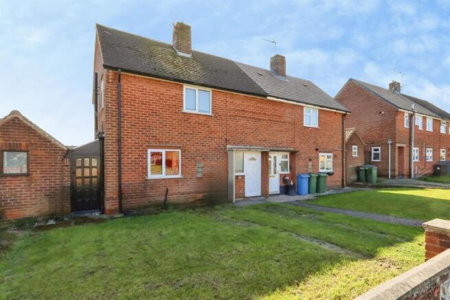 2 bed property, in Kilton Glade, £130,000