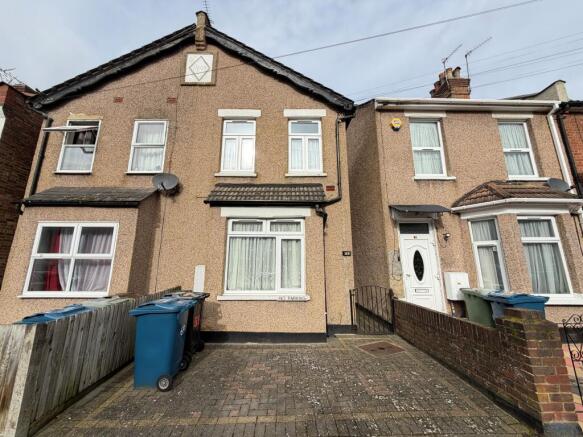 2 bed property, in Graham Road, £475,000