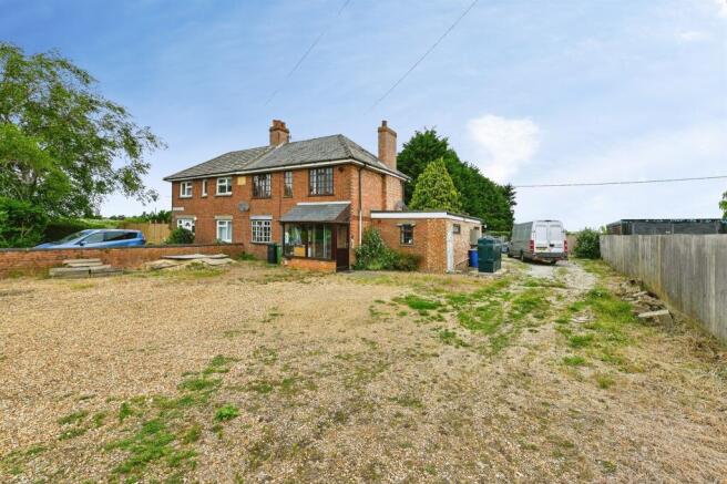 4 bed property, in Glenfield Close, £220,000