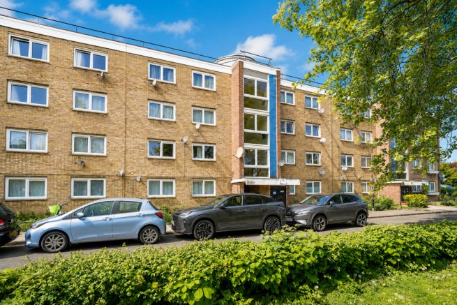 2 bed property, in Elmworth Grove, £330,000