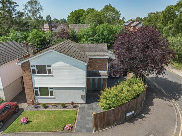 4 bed property, in The Paddock, £900,000