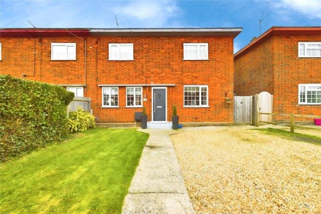3 bed property, in The Close, £400,000