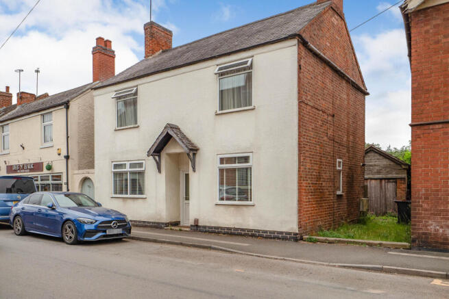 4 bed property, in High Street, £240,000