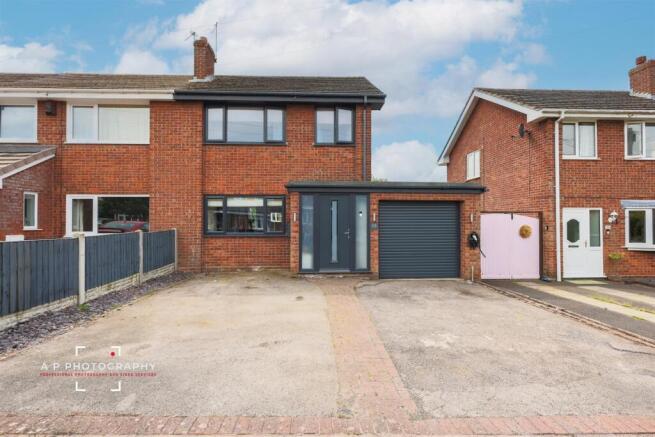 3 bed property, in Parklands Road, £239,950