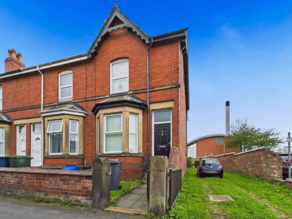 5 bed property, in Wigan Road, £285,000