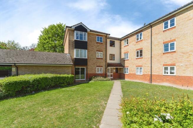 2 bed property, in Tamarin Gardens, £180,000