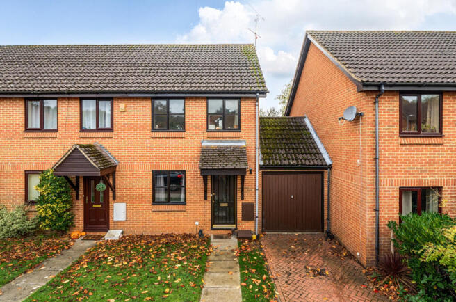 2 bed property, in Trefoil Close, £400,000