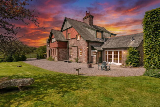 5 bed property, in Irton, £795,000