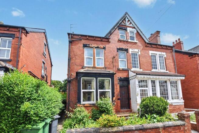 4 bed property, in Gledhow Wood Avenue, £355,000