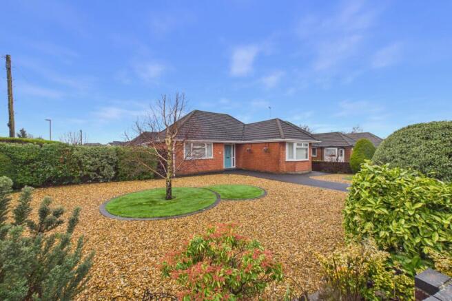 2 bed property, in Deneve Avenue, £420,000
