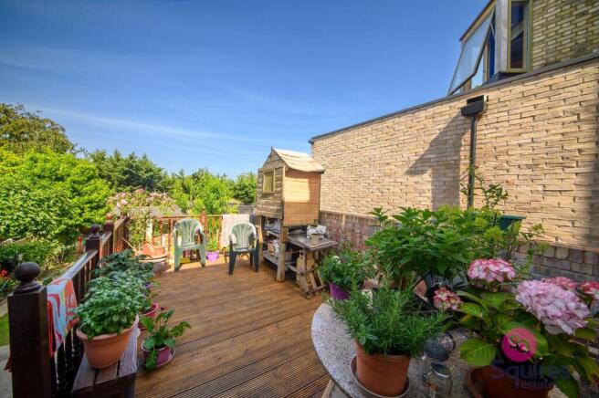 4 bed property, in Etchingham Park Road, £900,000