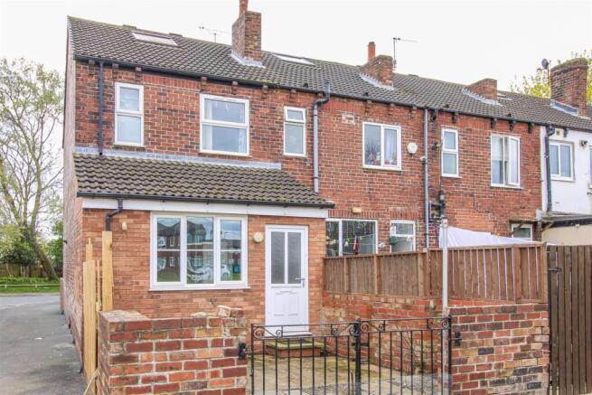 3 bed property, in Green Lane, £140,000