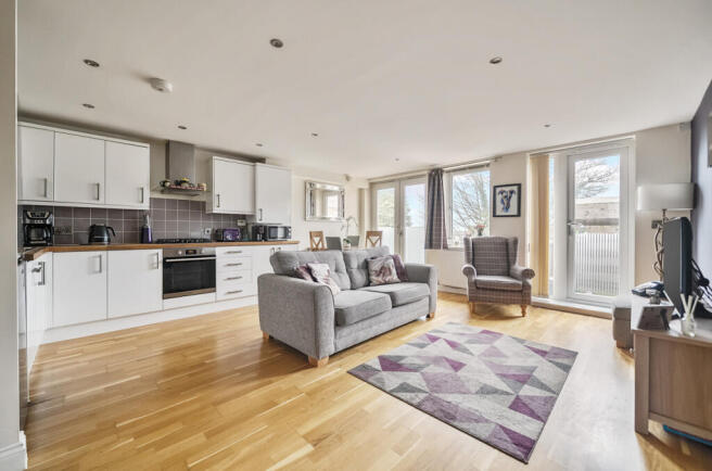 2 bed property, in Grayshott, £249,500