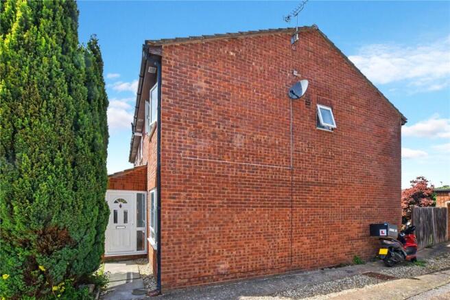 3 bed property, in Pinney Close, £260,000