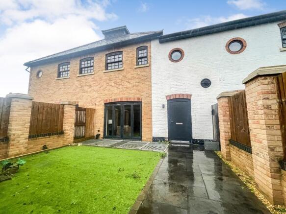 4 bed property, in Old Mill Close, £250,000