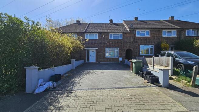 3 bed property, in Chorley Wood Crescent, £390,000