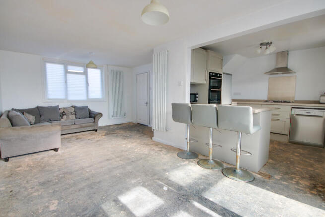 3 bed property, in SHOLING! NO FORWARD CHAIN! SOUTH-WESTERLY ASPECT GARDEN!, £230,000