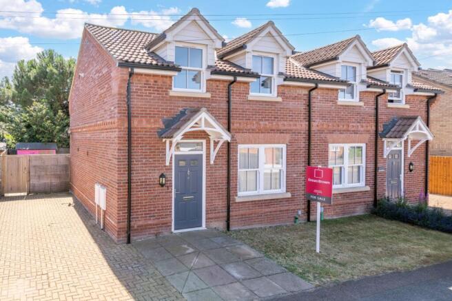 2 bed property, in Drinkwater Close, £300,000