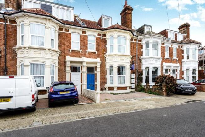 2 bed property, in St. Ronans Avenue, £200,000