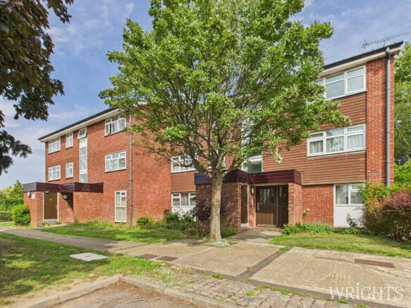 2 bed property, in Oak Tree Close, £200,000