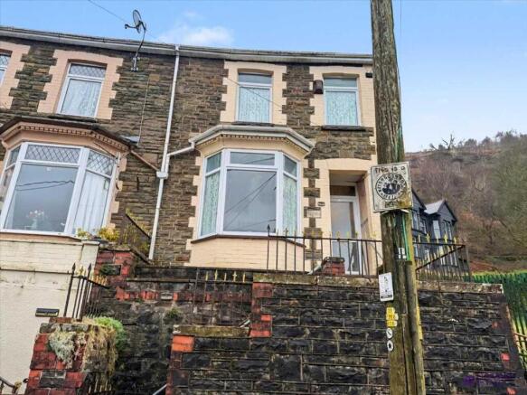 3 bed property, in Llyn Crescent, £149,995