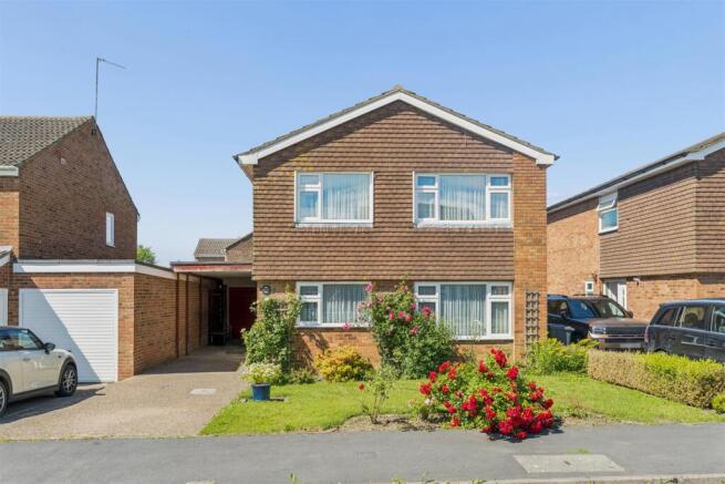 4 bed property, in Pilgrims Close, £475,000