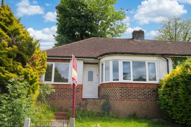 2 bed property, in Grand Avenue, £405,000