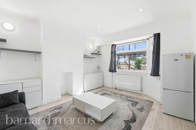 2 bed property, in Elmcroft Close, £300,000