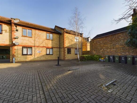1 bed property, in Monument Street, £79,950