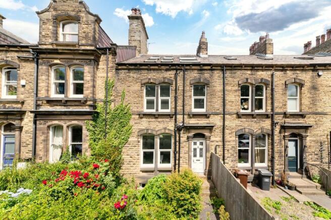 4 bed property, in Wakefield Road, £280,000