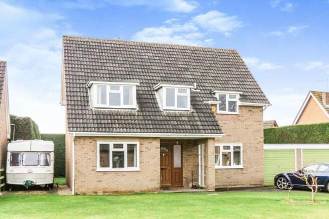 4 bed property, in Holme Close, £500,000