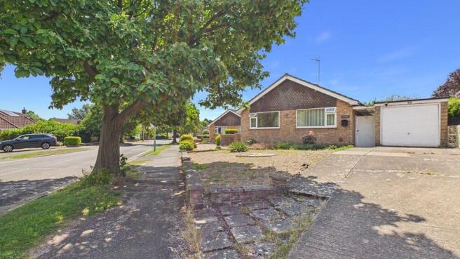 2 bed property, in Rembrandt Way, £325,000