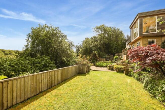 4 bed property, in The Knoll, £995,000