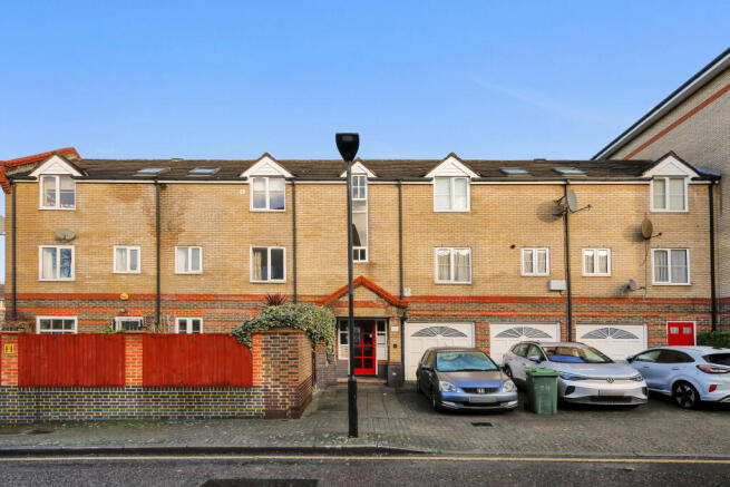 1 bed property, in Ambassador Gardens, £150,000