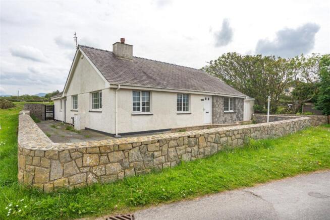 3 bed property, in Aberdesach, £360,000