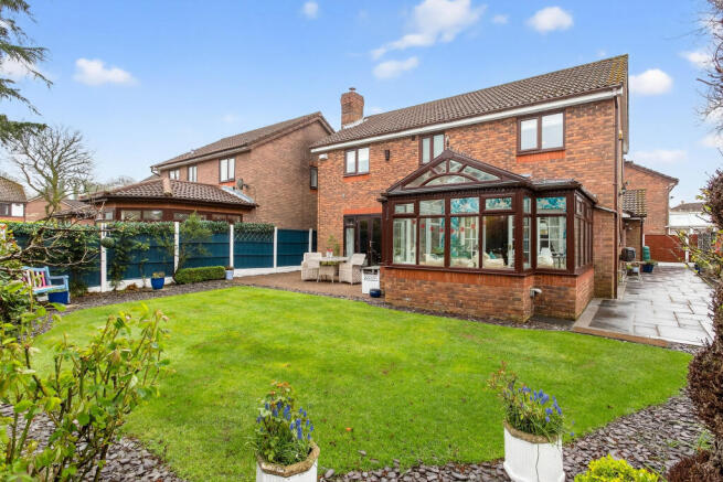 4 bed property, in Chasden Close, £550,000