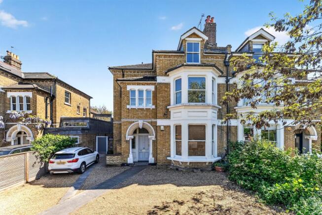 2 bed property, in Earlsfield Road, £700,000