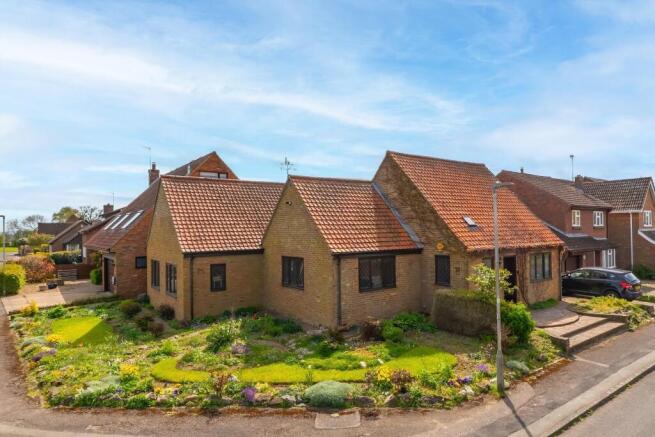 3 bed property, in Moorlands Road, £525,000