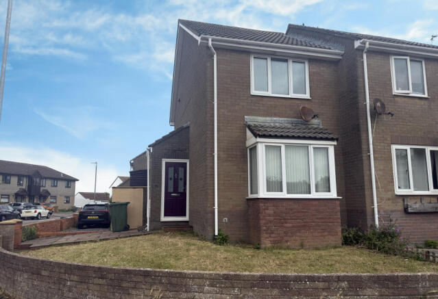 2 bed property, in Beach Road, £265,000