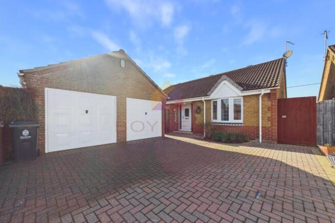 3 bed property, in Crossfield Way, £390,000