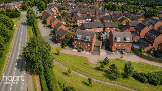 3 bed property, in Mill Hill Wood Way, £290,000