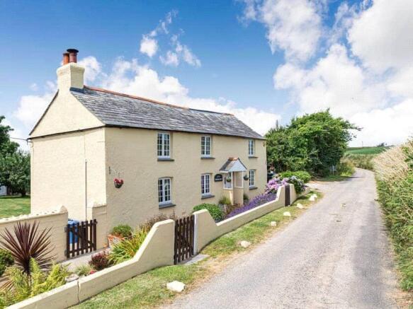 4 bed property, in Tregaswith, £650,000
