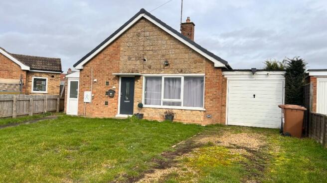 2 bed property, in Popes Lane, £180,000