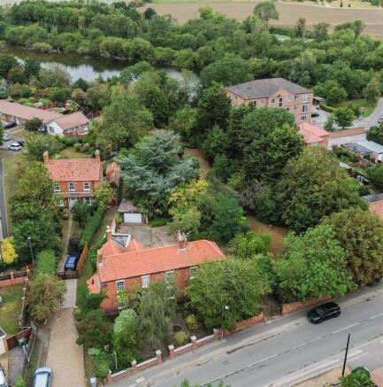 4 bed property, in Main Street, £700,000