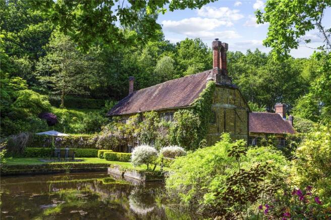 5 bed property, in Churt, £1,750,000