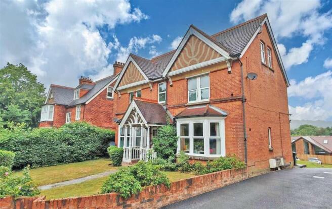 1 bed property, in Reigate Road, £100,000