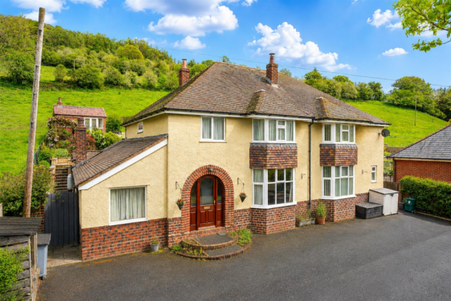5 bed property, in Dolywern, £535,000