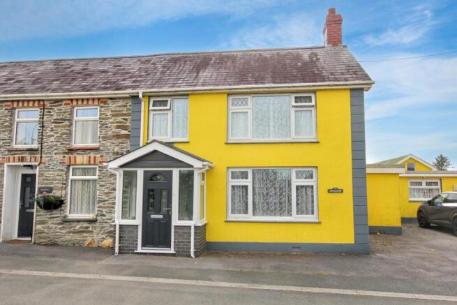 3 bed property, in Saron, £235,000